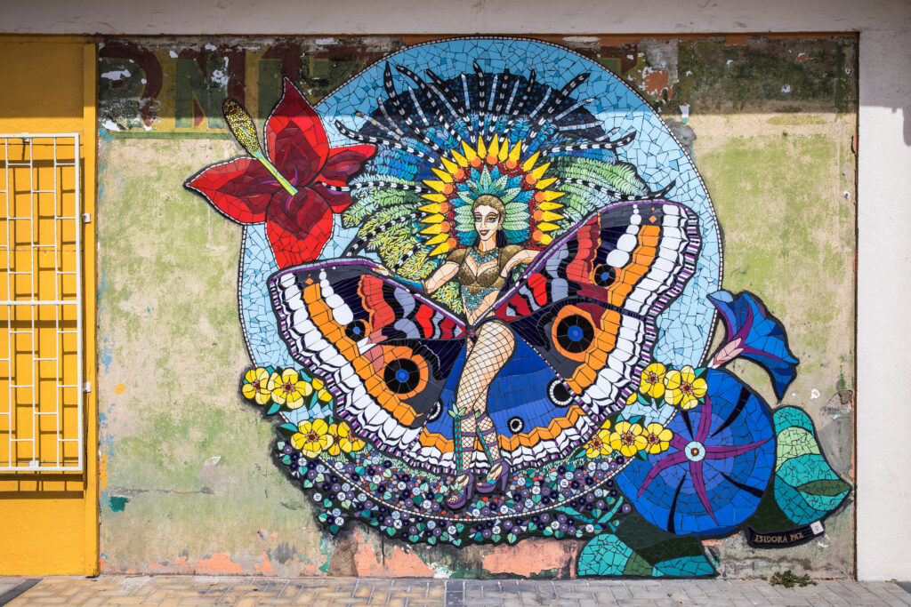 Caraibi - Aruba. Il mosaico "Ninfa" dell'artista Isadora Paz Lopez nella strada principale di San Nicolas.
