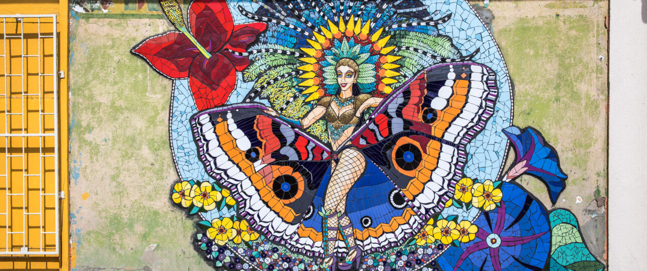 Caraibi - Aruba. Il mosaico "Ninfa" dell'artista Isadora Paz Lopez nella strada principale di San Nicolas.