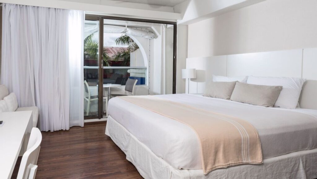 Holland House Beach Hotel Tauchurlaub Sint Maarten Strandurlaub Karibik